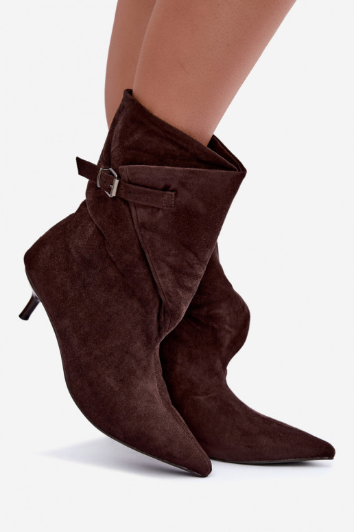Botins isolados Tiselle com saltos e fivelas em castanho