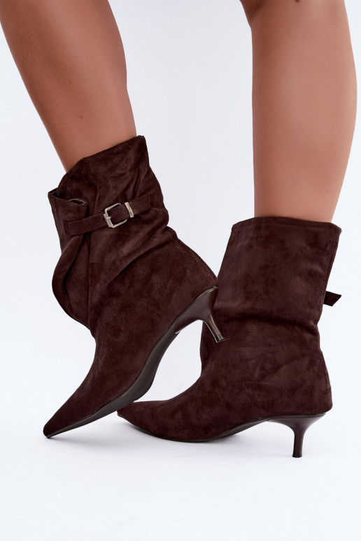 Botins isolados Tiselle com saltos e fivelas em castanho