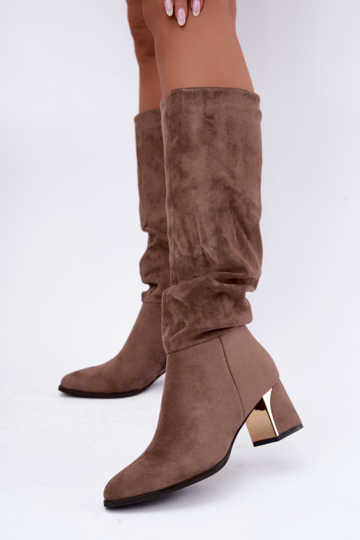 botas longas enrugadas forradas com salto na cor areia Ivenna
