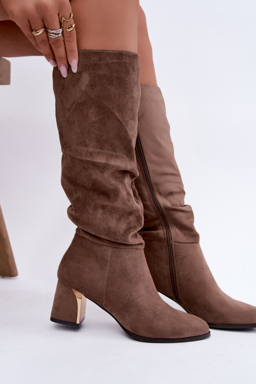 botas longas enrugadas forradas com salto na cor areia Ivenna