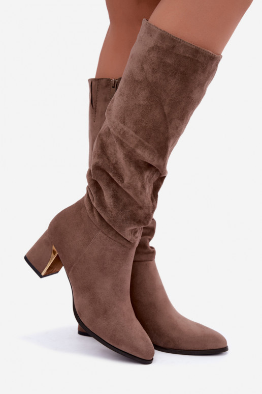 botas longas enrugadas forradas com salto na cor areia Ivenna