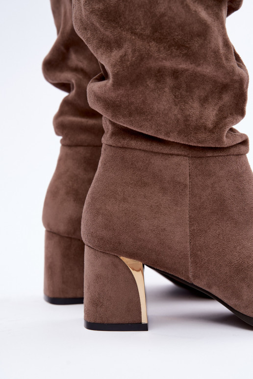 botas longas enrugadas forradas com salto na cor areia Ivenna