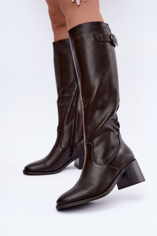 botas longas forradas com salto e fivelas na cor chocolate Lestine