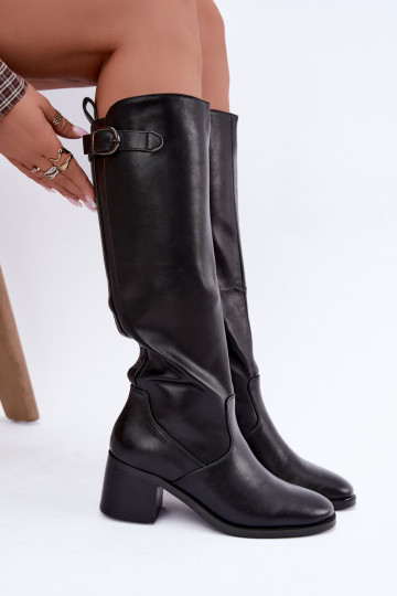 botas longas forradas com salto e fivelas na cor preta Lestine