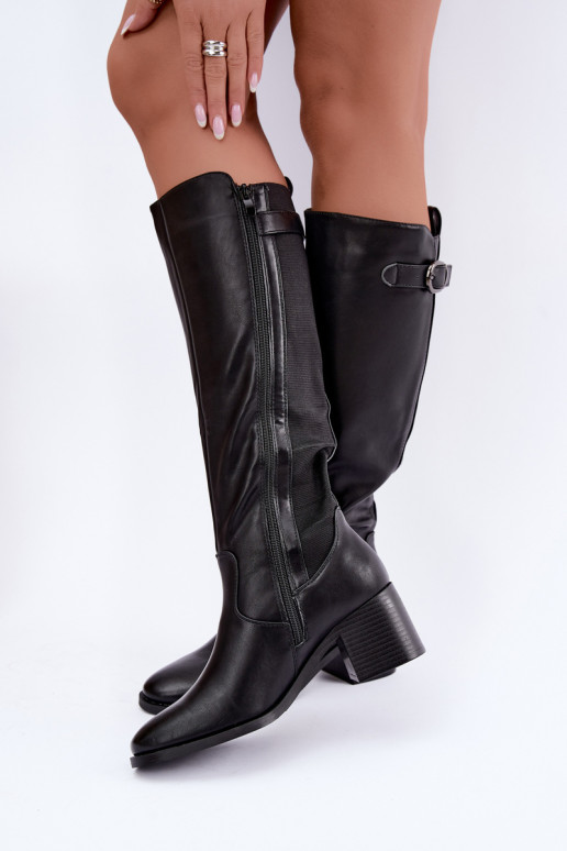 botas longas forradas com salto e fivelas na cor preta Lestine