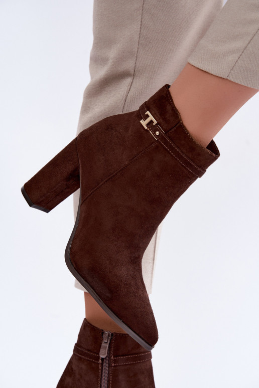 botins com salto e tiras decorativas na cor chocolate Preselle