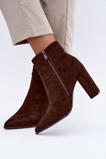 botins com salto e tiras decorativas na cor chocolate Preselle 2