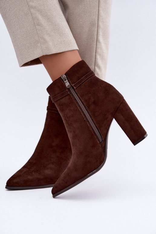 botins com salto e tiras decorativas na cor chocolate Preselle