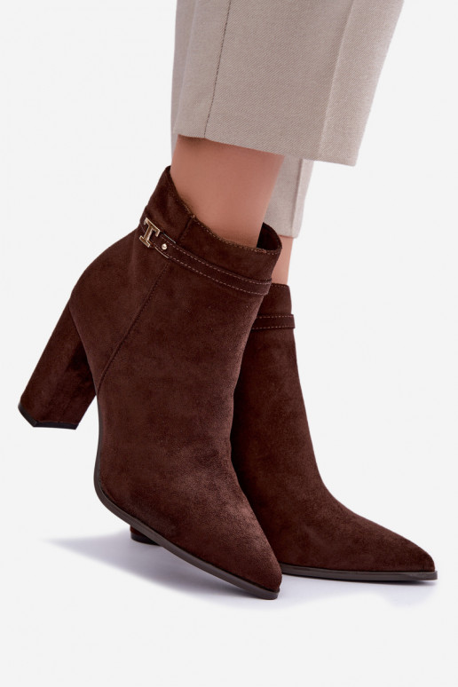 botins com salto e tiras decorativas na cor chocolate Preselle