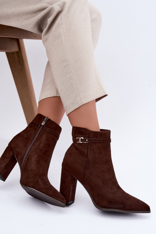 botins com salto e tiras decorativas na cor chocolate Preselle