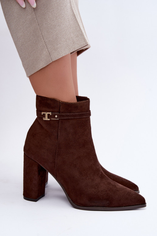 botins com salto e tiras decorativas na cor chocolate Preselle