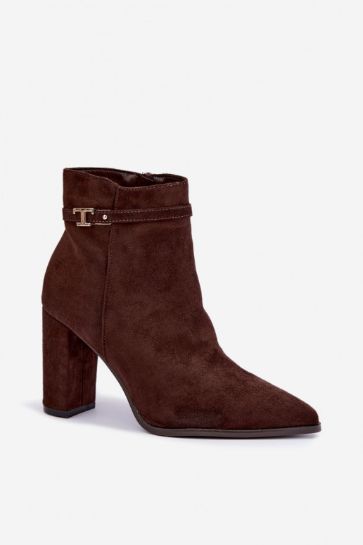 botins com salto e tiras decorativas na cor chocolate Preselle