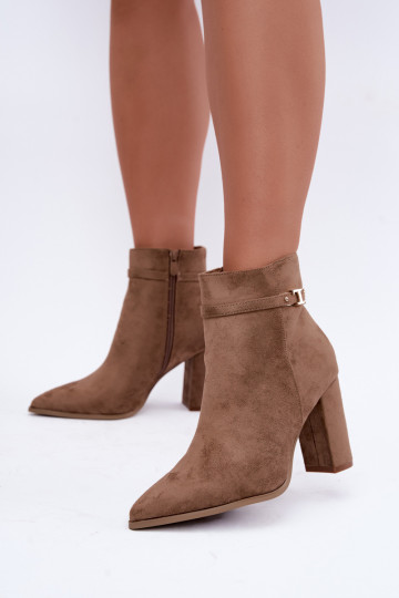 botins com salto e tiras decorativas na cor areia Preselle