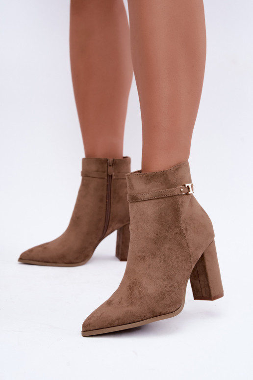 botins com salto e tiras decorativas na cor areia Preselle