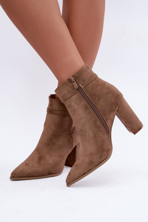 botins com salto e tiras decorativas na cor areia Preselle