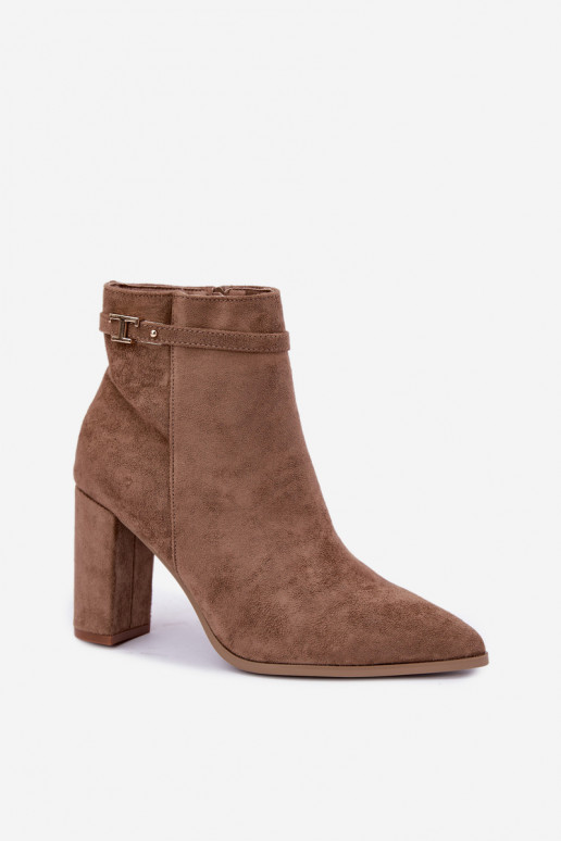 botins com salto e tiras decorativas na cor areia Preselle
