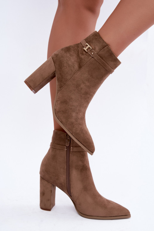 botins com salto e tiras decorativas na cor areia Preselle