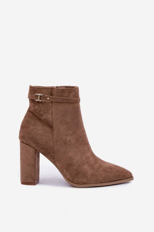 botins com salto e tiras decorativas na cor areia Preselle