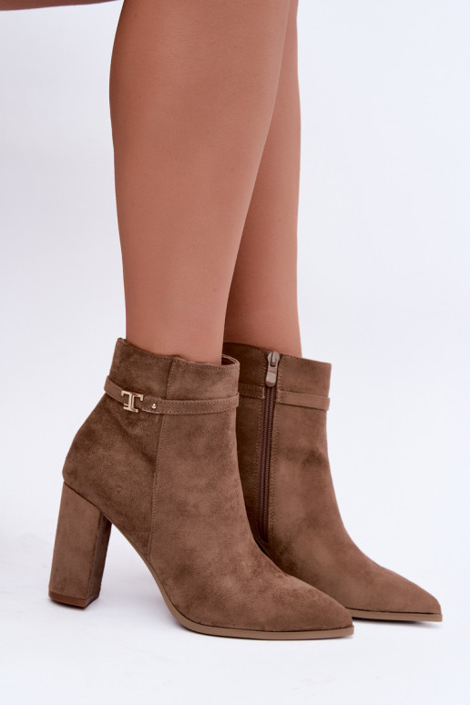 botins com salto e tiras decorativas na cor areia Preselle
