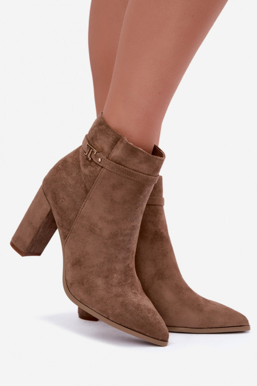 botins com salto e tiras decorativas na cor areia Preselle