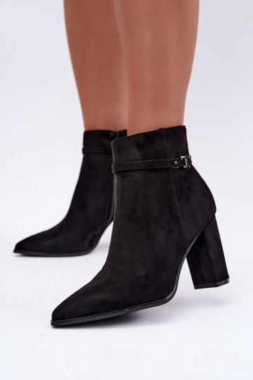 botins com salto e tiras decorativas na cor preta Preselle