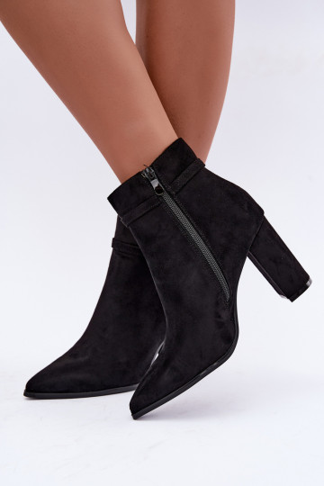 botins com salto e tiras decorativas na cor preta Preselle 2
