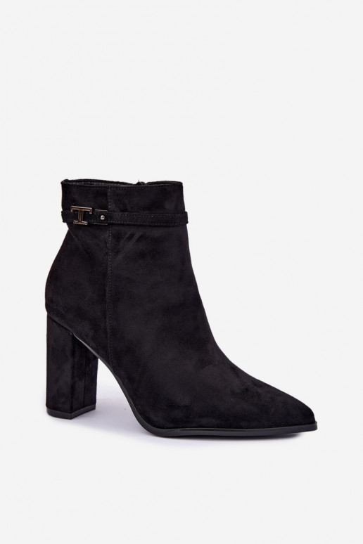 botins com salto e tiras decorativas na cor preta Preselle