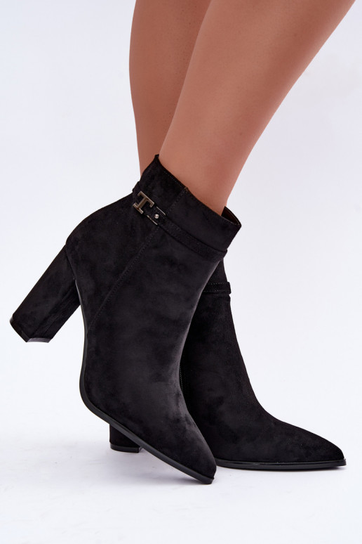 botins com salto e tiras decorativas na cor preta Preselle