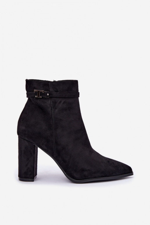 botins com salto e tiras decorativas na cor preta Preselle