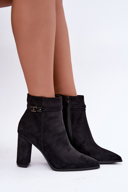 botins com salto e tiras decorativas na cor preta Preselle