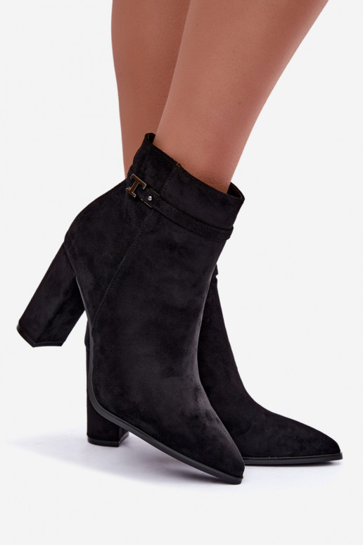 botins com salto e tiras decorativas na cor preta Preselle
