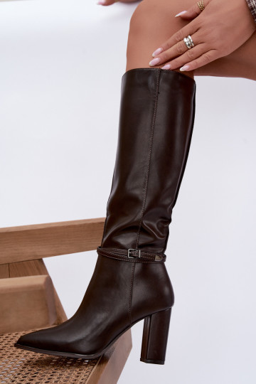 Botas isoladas até o joelho com saltos e tiras na cor chocolate Abriselle 2