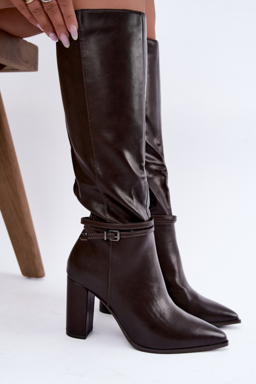 Botas isoladas até o joelho com saltos e tiras na cor chocolate Abriselle