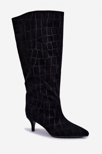 Botas pretas acima do joelho com detalhes em relevo e saltos Cazelle