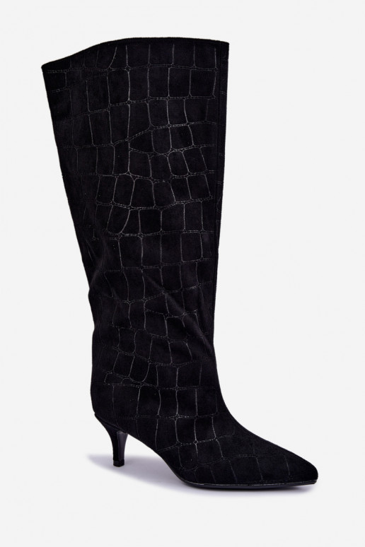 Botas pretas acima do joelho com detalhes em relevo e saltos Cazelle
