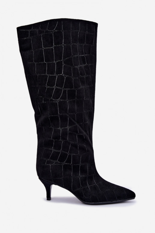 Botas pretas acima do joelho com detalhes em relevo e saltos Cazelle