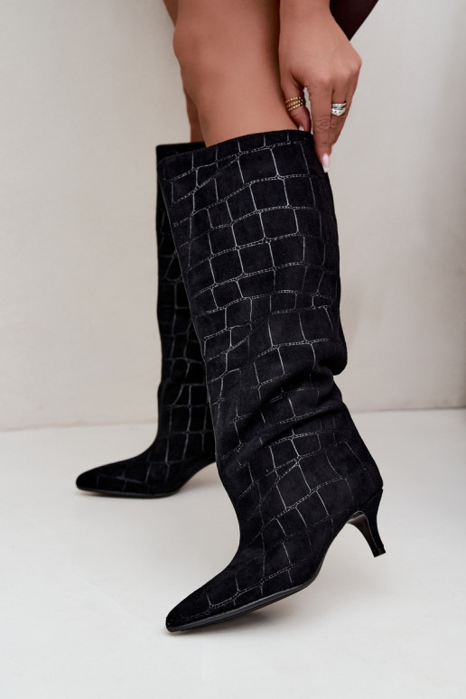 Botas pretas acima do joelho com detalhes em relevo e saltos Cazelle