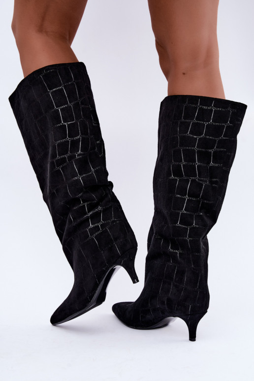 Botas pretas acima do joelho com detalhes em relevo e saltos Cazelle