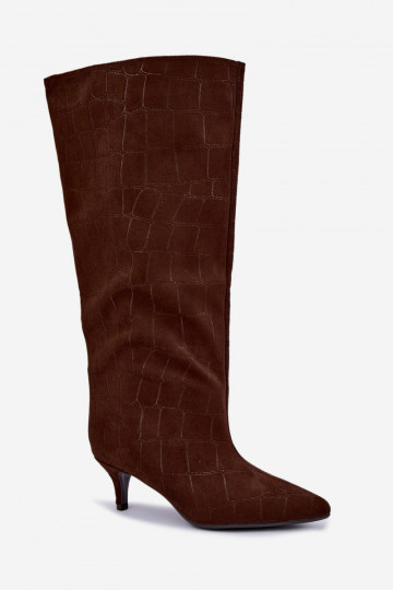 Botas marrons acima do joelho com detalhes em relevo e saltos Cazelle