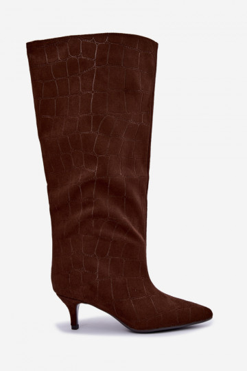 Botas marrons acima do joelho com detalhes em relevo e saltos Cazelle 2