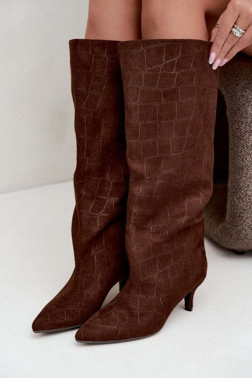 Botas marrons acima do joelho com detalhes em relevo e saltos Cazelle