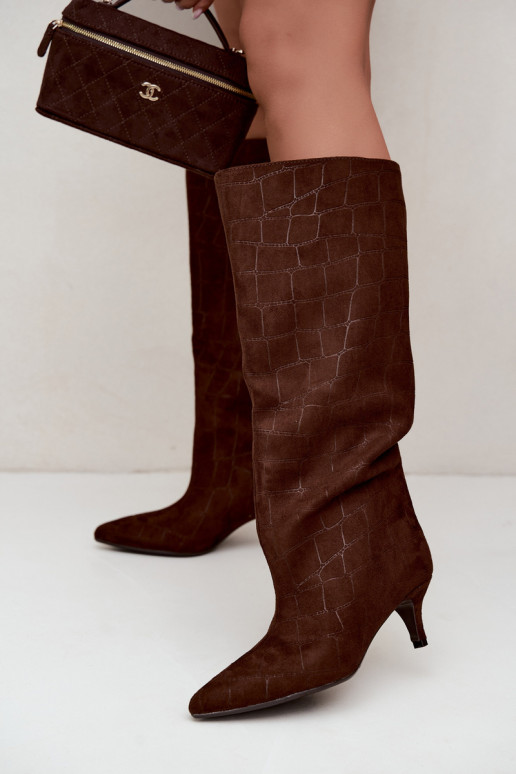 Botas marrons acima do joelho com detalhes em relevo e saltos Cazelle