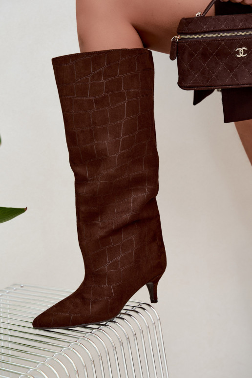 Botas marrons acima do joelho com detalhes em relevo e saltos Cazelle