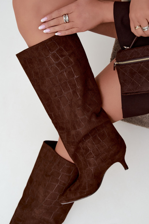 Botas marrons acima do joelho com detalhes em relevo e saltos Cazelle