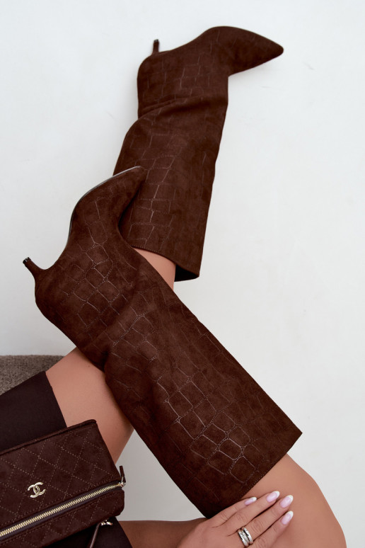 Botas marrons acima do joelho com detalhes em relevo e saltos Cazelle