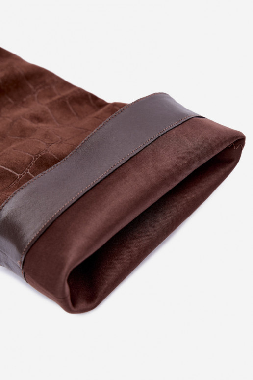 Botas marrons acima do joelho com detalhes em relevo e saltos Cazelle