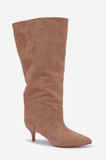 Botas bege acima do joelho com detalhes em relevo e saltos Cazelle
