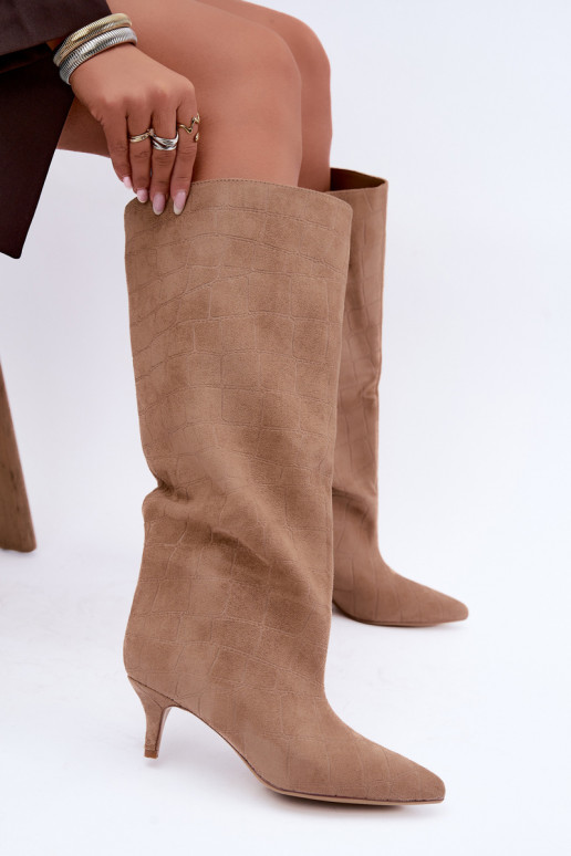 Botas bege acima do joelho com detalhes em relevo e saltos Cazelle