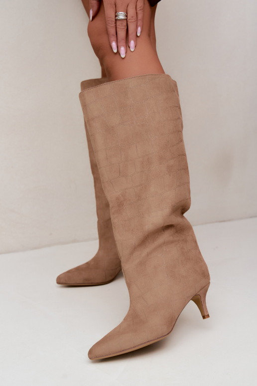 Botas bege acima do joelho com detalhes em relevo e saltos Cazelle
