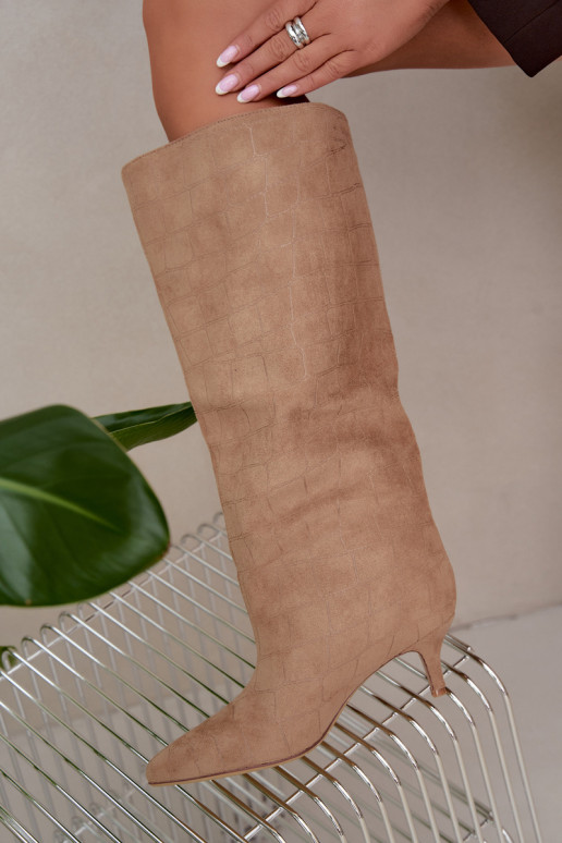 Botas bege acima do joelho com detalhes em relevo e saltos Cazelle